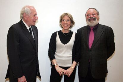 Catherine Camus, entre Jean Daniel (a la izquierda) y Fernando Savater.