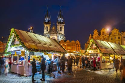 Mercado de Navidad frente a la iglesia de Tyn, en la plaza de la Ciudad Vieja de Praga.
