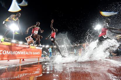 Varios atletas participan en la prueba de 3000m obstáculos masculinos durante las finales de los Juegos de la Commonwealth, celebrados en el estadio Carrara en Gold Coast (Australia), el 13 de abril de 2018.