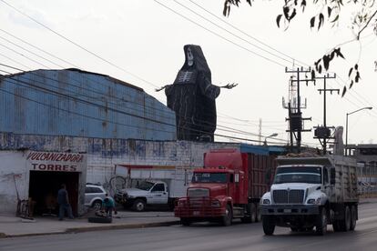 La figura de la Santa Muerte más grande de México, de 22 metros de altura, está en Tultitlán, un territorio separado de Ecatepec administrativamente pero que forma con él un solo ecosistema urbano. Muchos vecinos de toda esta área conurbada, limítrofe con México DF, son devotos de la Santa Muerte y acuden a adorarla a este santuario de Tultitlán.