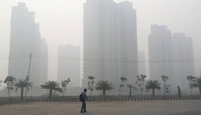 Un hombre camina este lunes en Nueva Delhi, cubierta por la contaminación.