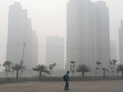 Un hombre camina este lunes en Nueva Delhi, cubierta por la contaminación.