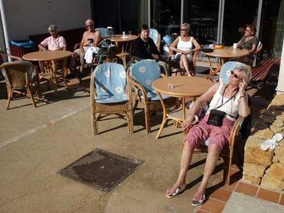 Residentes del Centro Asistencial Noruega, en Altea, para vecinos de los municipios de Baerum, Stavanger y Asker, tomando el sol en la terraza.