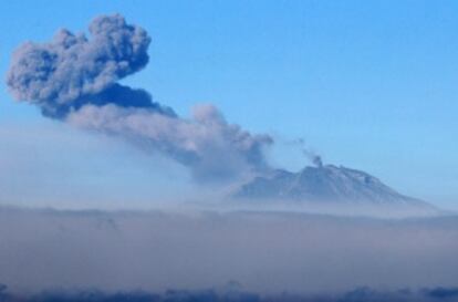 Columna de humo y cenizas sobre el volcán Calbuco, en Chile.