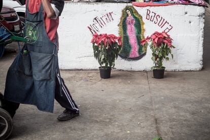 Hay altares e imágenes de la Virgen de Guadalupe por doquier, exactamente igual que fuera del recinto de la Central de Abasto. 
