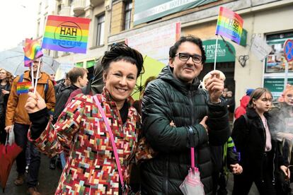 La escritora polaca Olga Tokarczuk participa en la marcha del Orgullo en Breslavia (Polonia), en 2019.