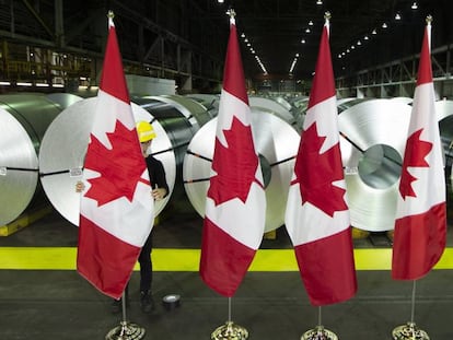 Bandeiras do Canadá em frente a cilindros de aço laminado da siderúrgica Stelco, em Hamilton.