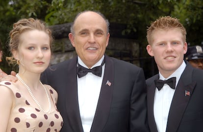 Rudy Giuliani, en el centro, con su hija Caroline y su hijo Andrew en una imagen de archivo.