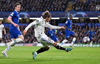 Luka Modric en el momento de pasar el balón durante el partido de este martes en Londres.