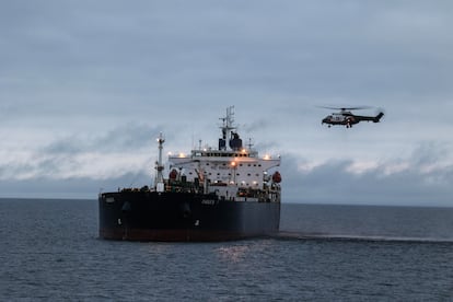 Operación de traslado en el mar Báltico del petrolero 'Eagle S', parte de la flota clandestina rusa, desde el golfo de Finlandia hasta el fondeadero de Svartbeck, cerca del puerto de Kilpilahti, el 28 de diciembre.