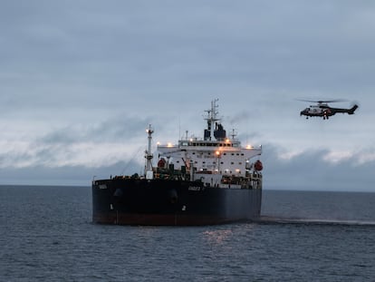 Operación de traslado en el mar Báltico del petrolero 'Eagle S', parte de la flota clandestina rusa, desde el golfo de Finlandia hasta el fondeadero de Svartbeck, cerca del puerto de Kilpilahti, el 28 de diciembre.