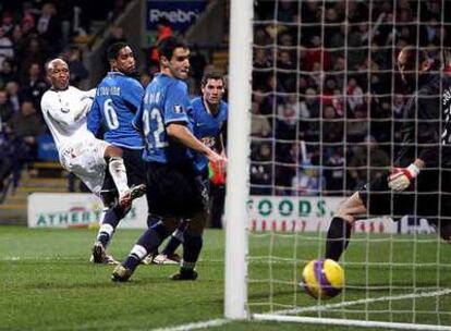 Cléber Santana, Pablo, Antonio López y Abbiati siguen la trayectoria del balón en el gol de Diouf.