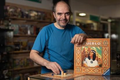 Manel Lende junto al juego de mesa Pueblo que ha comprado de segunda mano por Wallapop. 