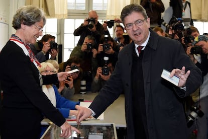 El candidato de la extrema izquierda Jean-Luc Melenchon introduciendo el voto en un colegio de París.