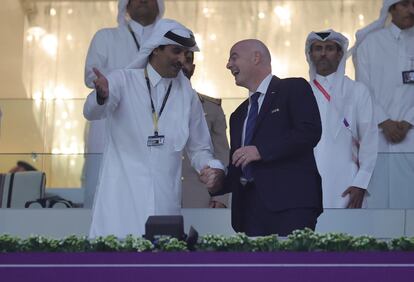 El jeque Tamim bin Hamad Al Thani de Qatar y el presidente de la FIFA, Gianni Infantino, en la inauguración del Mundial, el domingo en Al Jor, Qatar.