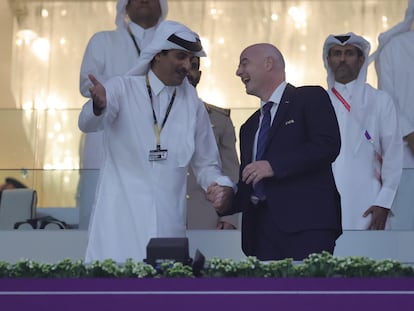 El jeque Tamim bin Hamad Al Thani de Qatar y el presidente de la FIFA, Gianni Infantino, en la inauguración del Mundial, el domingo en Al Jor, Qatar.