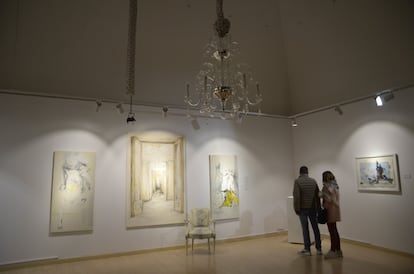 Una pareja visita la exposición 'La esfera invisible', de Luis Moro.