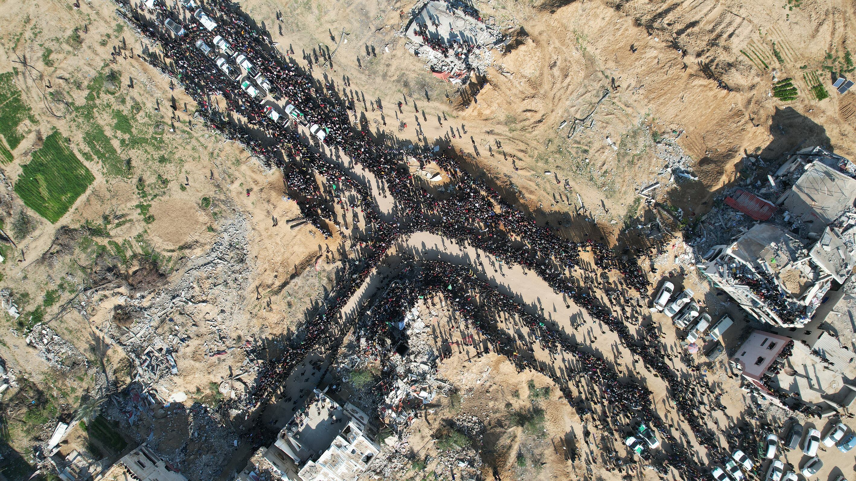 Hamás entrega a ocho rehenes en la mayor liberación de la tregua e Israel pone en marcha las excarcelaciones tras bloquearlas