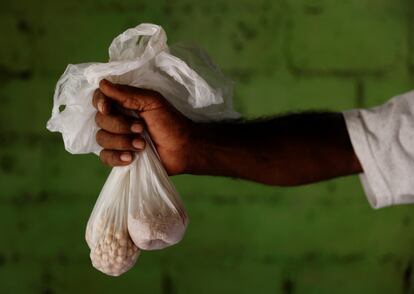 Una bolsa de garbanzos y una de arroz, el único grano con el que cuenta la familia de Vidyathipathige Nihal de 62 años. Vive en Colombo, la capital de Sri Lanka, en una casa junto a las vías del tren. "Hace un par de meses unos ladrones entraron y nos robaron la pequeña bombona de gas y la estufa que teníamos... Así que ahora nos vemos obligados a cocinar con leña". 