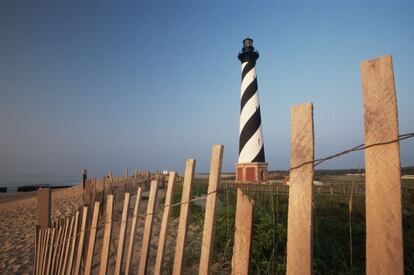 El faro más alto de Estados Unidos (63 metros), en Cape Hatteras (Carolina del Norte), reconocible por las bandas que lo recorren en espiral, se terminó de construir originalmente en 1803, aunque quedó muy dañado durante la guerra civil. El edificio actual se inauguró en 1871.