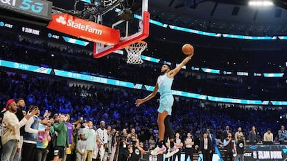 Derrick Jones durante vence a Gordon en el duelo de mates del All Star NBA 2020