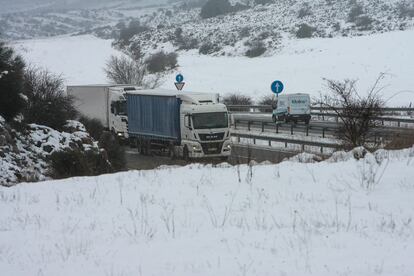 La autovía A-2 a su paso por Alcolea del Pinar, en Guadalajara, cortada por la nieve