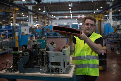 Un trabajador muestra una de las piezas que contenían amianto.