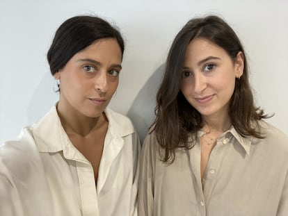 Mónica y María, las hermanas tras la firma Mónica Cordera.