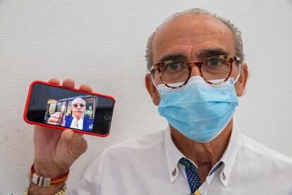 Manuel Pedrosa muestra una foto suya antes de pasar la covid-19 al terminar su revisión en el hospital de Torrejón.