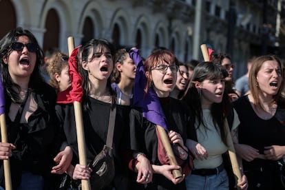 Un grupo de Jóvenes durante la manifestación por el Día Internacional de la Mujer en Atenas (Grecia). 