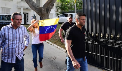 El opositor venezolano Leopoldo López sale de la embajada de España en Caracas, el 2 de mayo de 2019.