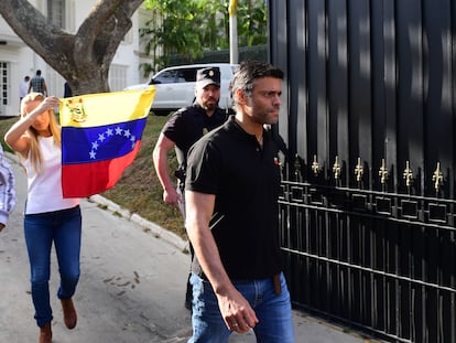 El opositor venezolano Leopoldo López sale de la embajada de España en Caracas, el 2 de mayo de 2019.