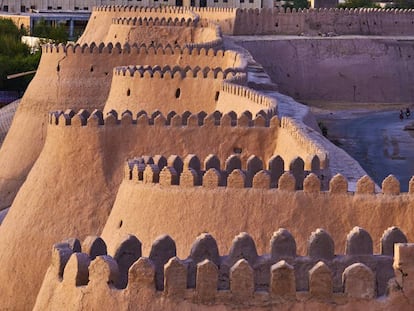 La muralla de barro de Ichon-Qala, en Jiva (Uzbekistán).