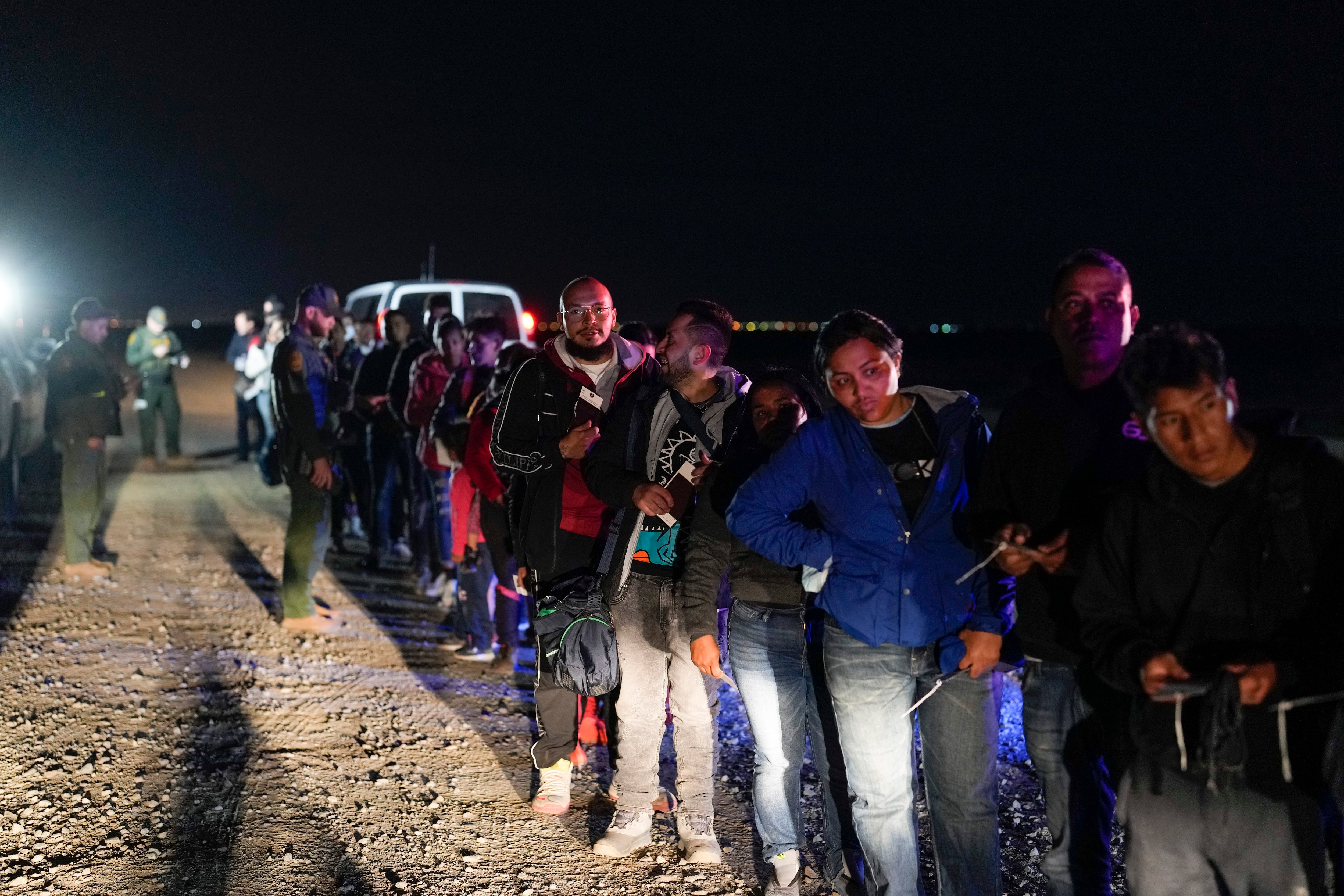 Una jueza bloquea temporalmente la orden de Trump para revocar el ‘parole’ de medio millón de inmigrantes