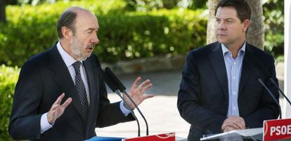 Rubalcaba y Emiliano García-Page, este lunes en Toledo.