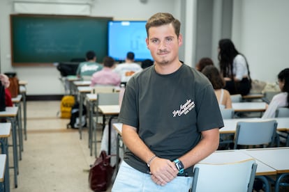 Mario Jalón en clase de Textos griegos I en la Universidad de Sevilla, el pasado lunes.
