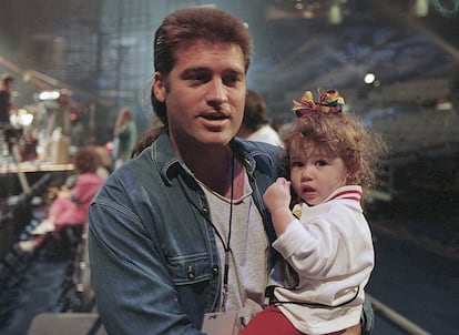 El cantante Billy Ray Cyrus con su hija Miley en 1994, con dos años. Ray Cyrus, cuyo mayor éxito musical es 'Achy Breaky Heart' (conocido en España por la versión en castellano de Coyote Dax, 'No rompas más, mi podre corazón'), es el responsable del los primeros años de la carrera de ella. Ray Cyrus, también actor, es el padre de Miley en la serie 'Hannah Montana'.