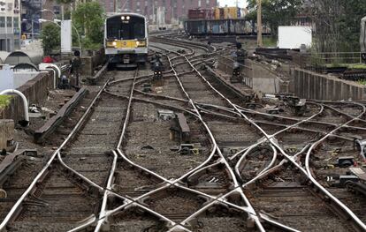 Un tren con destino a la estación neoyorquina de Penn llega a la parada de Jamaica, en el barrio de Queens en Nueva York. 16 de julio de 2014.