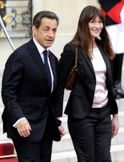 Nicolas Sarkozy y su esposa Carla Bruni abandonan el Elíseo el 15 de mayo.