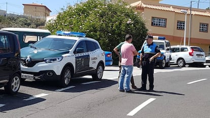 Las autoridades locales, junto a la zona donde se ha producido el ataque del perro.