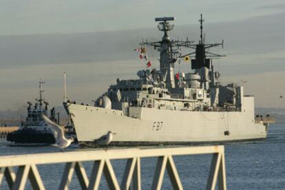 La fragata británica <i>Chatham,</i> ayer a su entrada en el puerto de Cádiz.