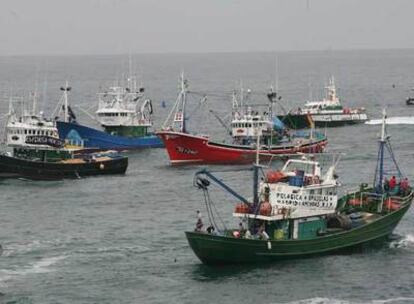 Varios barcos de bajura durante una protesta por la crisis de la anchoa en la bahía de La Concha.