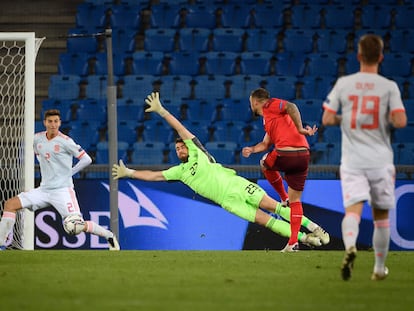 Unai Simón se estira para tratar de detener un remate de Seferovic en el Suiza-España disputado el pasado sábado en Basilea.