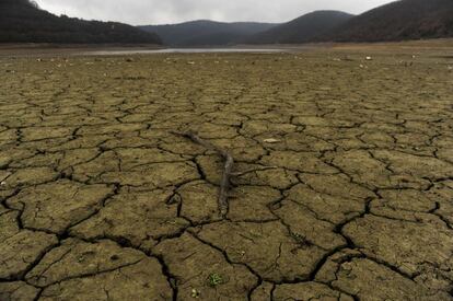 Tierra agrietada por la sequía en el lago artificial Badovc, que abastece a Pristina, la capital de Kosovo, en enero pasado. El nivel del agua se ha reducido drásticamente, lo que amenaza con dejar a cientos de miles de personas sin suministro.