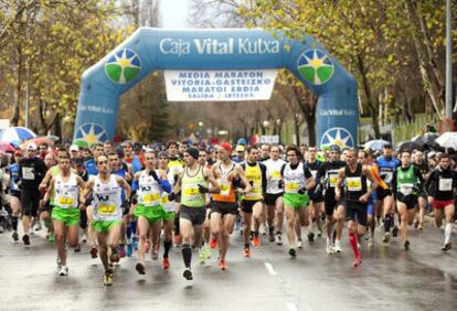 Los 3.300 participantes del Medio Maratón de Vitoria Gasteiz salen para cubrir los 21,097 kilómetros del circuito urbano diseñado por la organización.