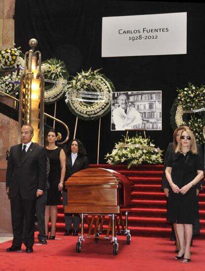 El féretro del escritor Carlos Fuentes, escoltado por el presidente de México, Felipe Calderón, y su viuda, Silvia Lemus, durante el homenaje celebrado en el Palacio de Bellas Artes en Ciudad de México