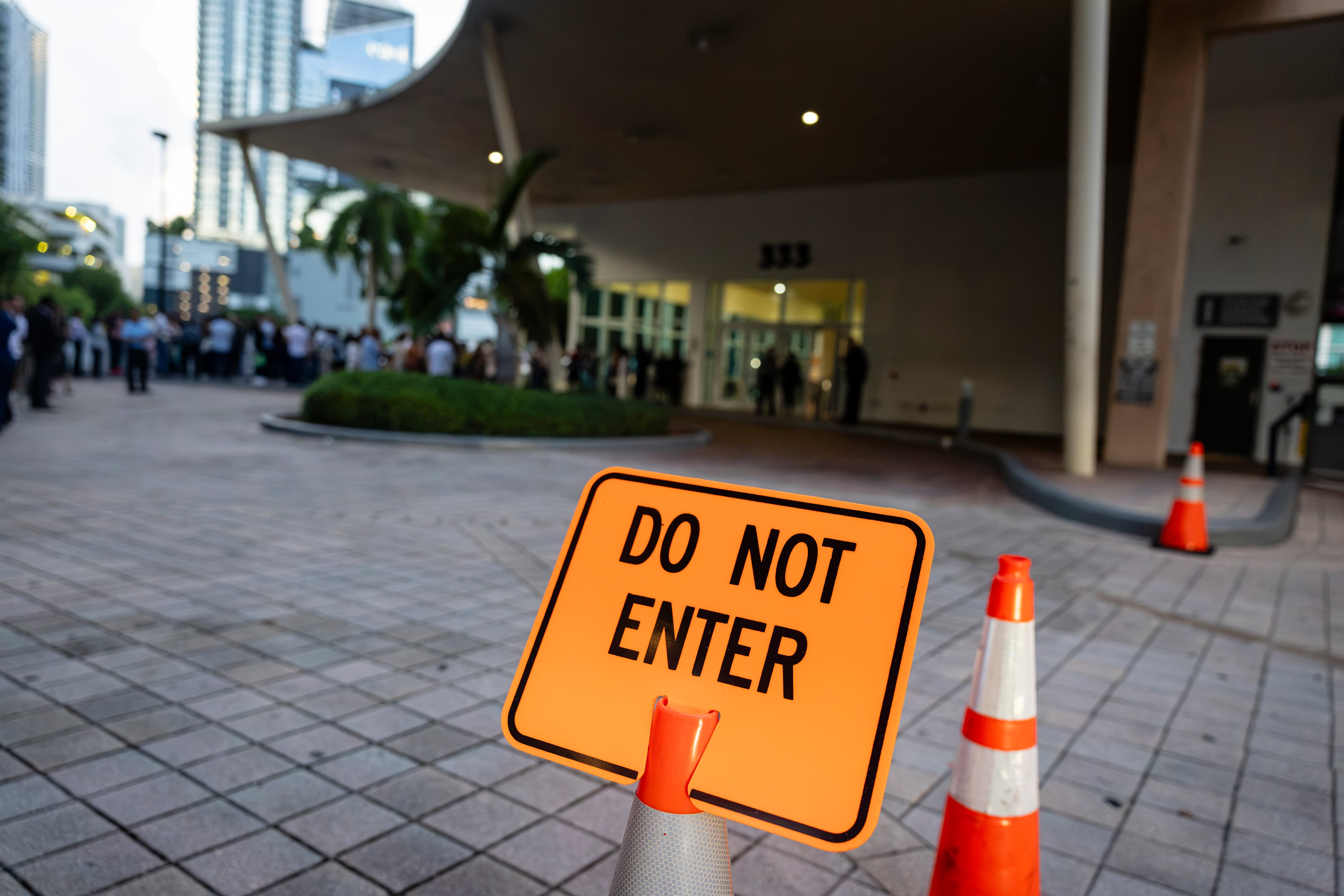Un letrero que dice 'No entrar' se observa al exterior de la corte migratoria en Miami.