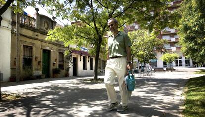 Un hombre pasea por les Corts.