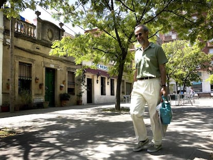 Un hombre pasea por les Corts.