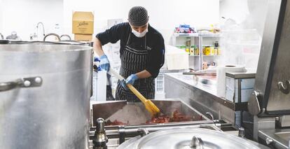 Un cocinero de Wetaca prepara comida en la cocina de la compañía en Madrid.